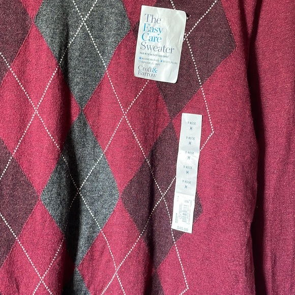 🆕Men’s Red Argyle V-Neck Sweater - Picture 3 of 4